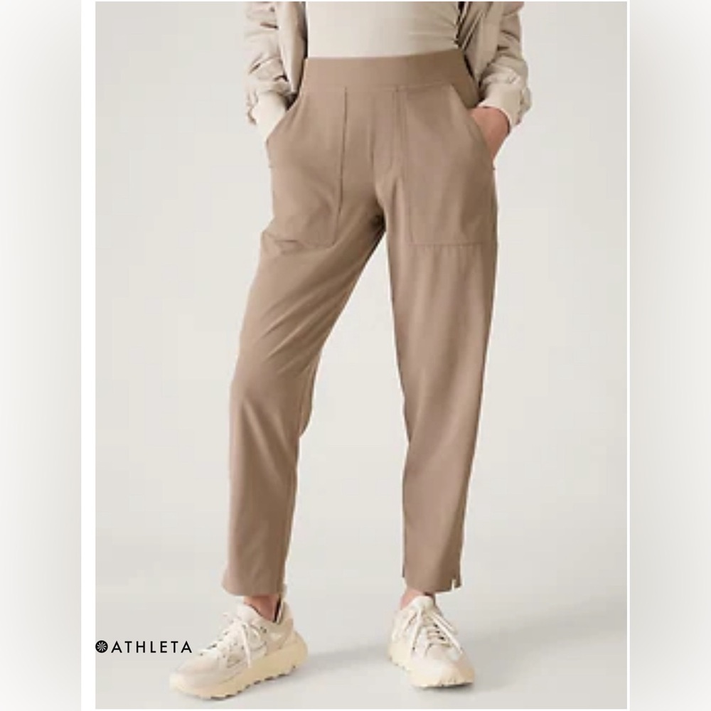 Athleta Brooklyn Cargo Pants in pyrite/tan. Size 8 TALL